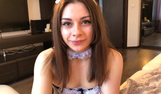 Русская чикса замутилась с уборкой в квартире и сексом с другом заодно