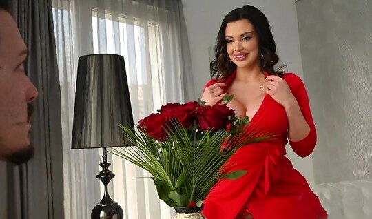 Алетта Оушен не прочь отдаться за цветы, да и без цветов тоже!