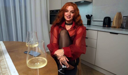 Риэлтерша под мухой без проблем порется с клиентом...