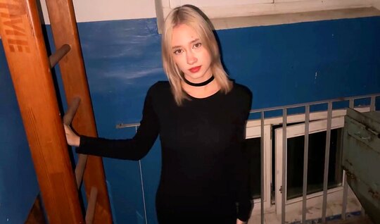 Встретил вечером соседку и занялся с ней сексом в подъезде