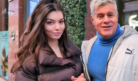 Любят папики девчат, но те без денег не хотят!...