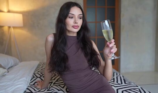 Девушке Вике работать в эскорте очень даже по душе...